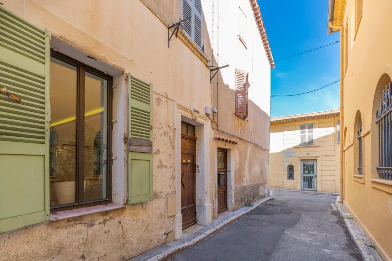 Place Amiral Barnaud Antibes Luaran gambar